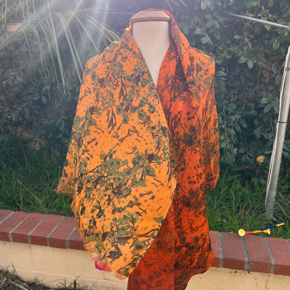 Floral wool scarf - Picture 11 of 11
